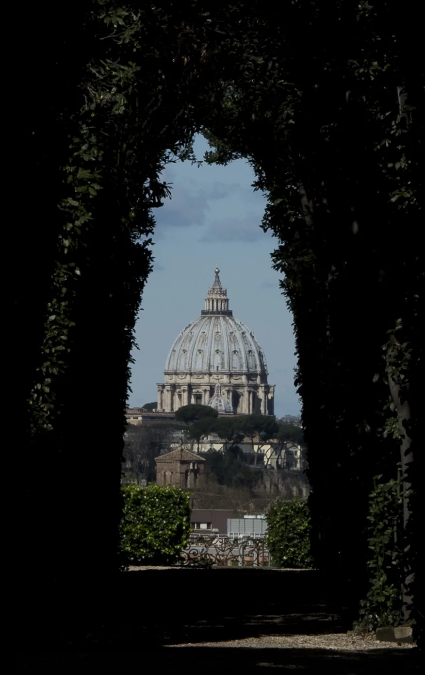 Vue du dôme de la basilique Saint-Pierre à travers le trou de serrure de l'Ordre de Malte à Rome