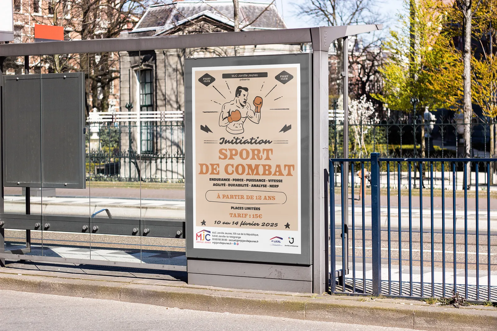 Affiche Initiation Sport de Combat affichée dans un abribus en ville